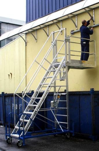 Teleskopická mobilní přístupová plošina